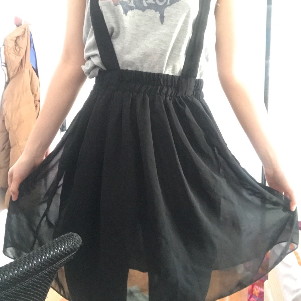Double-layered suspender skirt